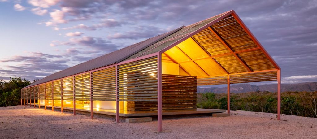 Com implantação respeitosa no terreno e transformando adversidades em soluções, casa Cavalcante, do Bloco Arquitetos é puro charme e funcionalidade